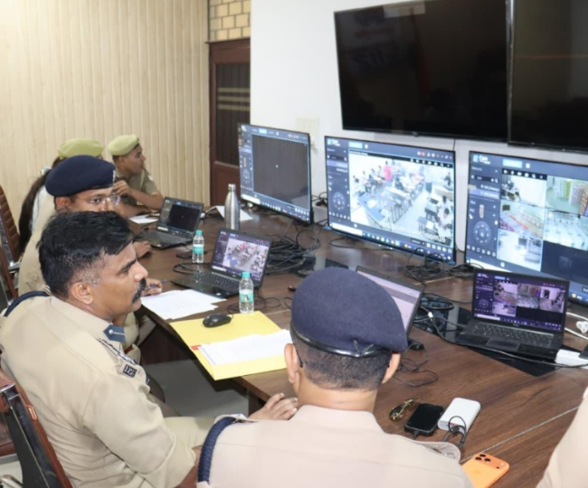 आरक्षी पुलिस भर्ती परीक्षा की कंट्रोल रूम से निगरानी करते डीआइजी मुनिराज जी, सहित अन्य अधिकारी।